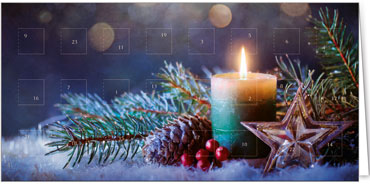 Eine Adventkarte mit einer Kerze vor Tannenzweigen, Tannenzapfen und Schnee