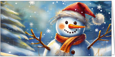 Eine Adventkarte mit einem Schneemann, der im Wald steht und in die Kamera lächelt